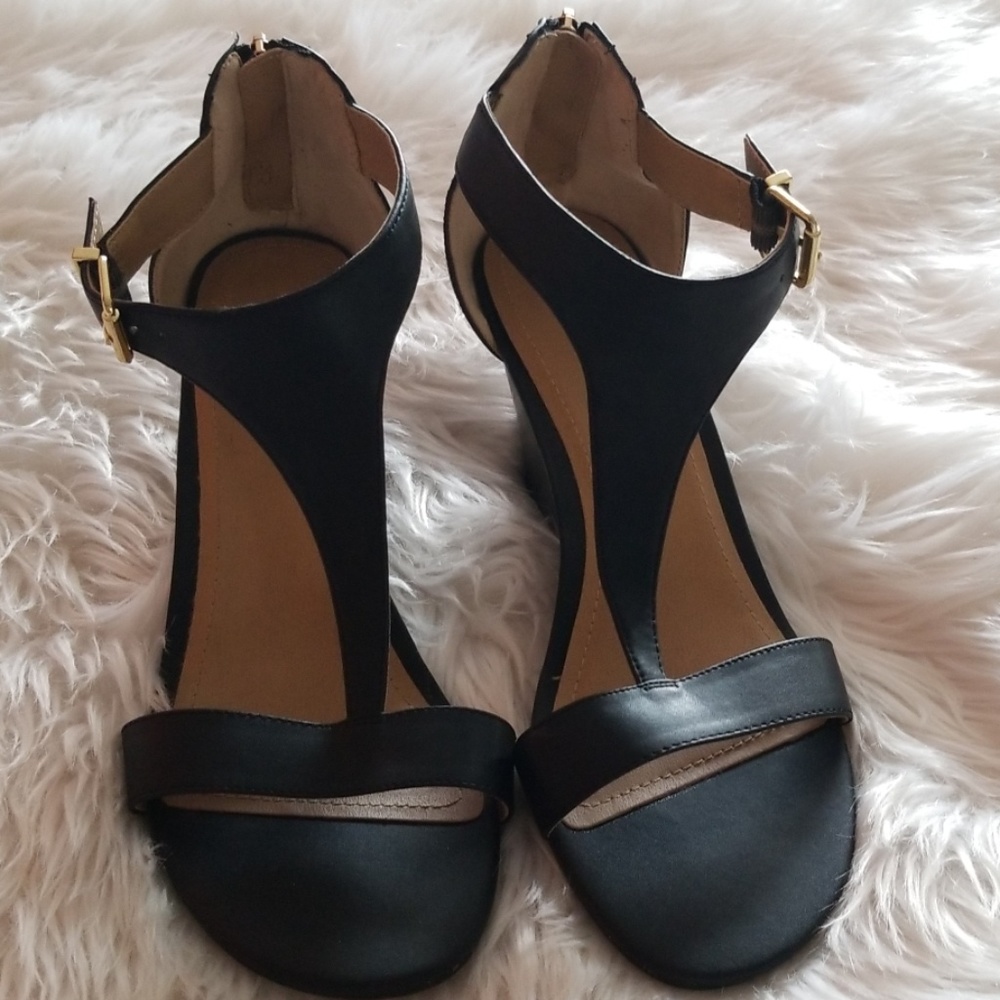 Gently used Kenneth Cole Reaction Black sandals